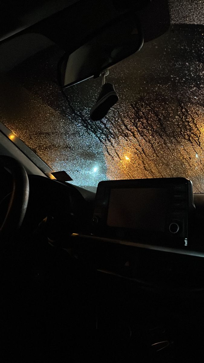 Vidro embaçado à noite, chuva forte