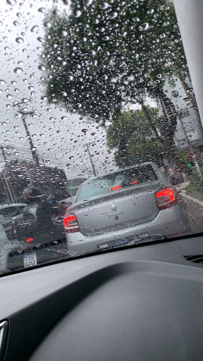Vidro embaçado e com chuva, visibilidade reduzida