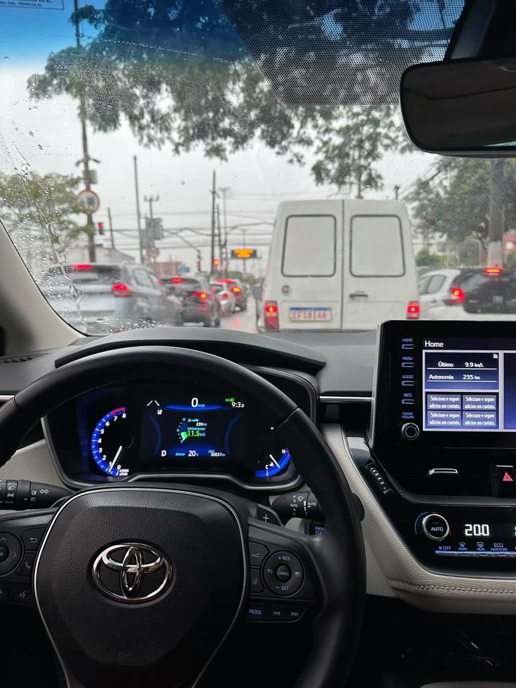 Dirigindo no trânsito com vidro limpo